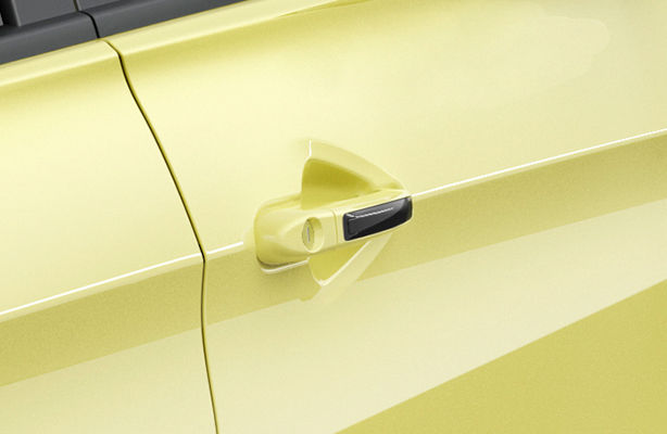 Body-Coloured Door Handles With Piano Black Insert